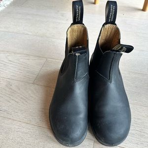 Excellent condition Black Blundstones - AUS 4.5 / Canadian women’s size 7.5
